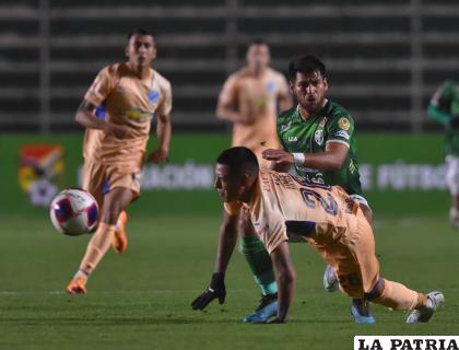 Bolívar estuvo a punto de complicarse, al final venció es sigue en la punta /APG