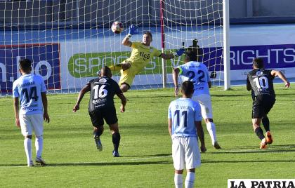 Real Santa Cruz terminó aprovechando los errores del “equipo del pueblo” /APG