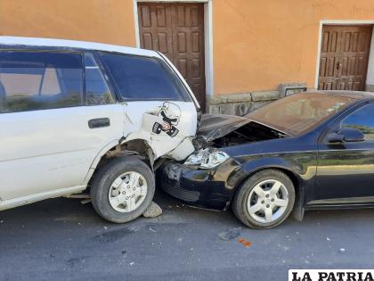 El taxi se deslizó y chocó contra el carro /la patria