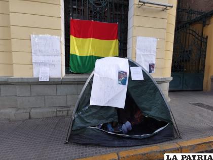 Doña Ayda traslada su huelga puertas de la Municipalidad orureña/LA PATRIA