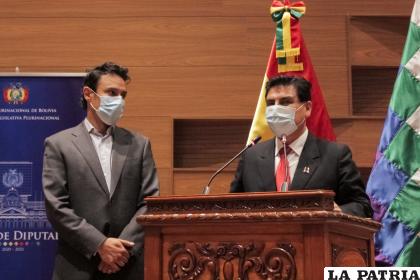 El gobernador Vedia junto al expositor Juan Pablo Calderón de H2 Bolivia S.A. 
/GAD-ORU