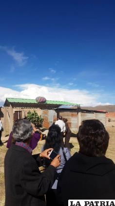 El arrojar el aguayo al techo es una de las costumbres más arraigadas del cabo de año