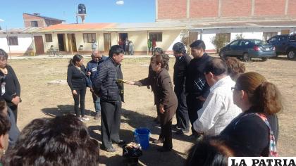 Los padrinos realizan el ritual para sacar el luto