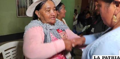 Muchas amistades realizan el T´ipaku como muestra de afecto a los dolientes
