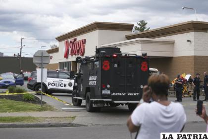 Una multitud se congrega cuando la policía investiga un tiroteo en un supermercado /AP Foto /Joshua Bessex