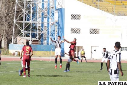 Los royalistas no pudieron contener las arremetidas de CDT Real Oruro /Kevin Bellot