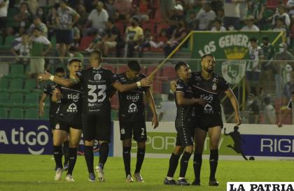 Jugadores de Real Santa Cruz celebran el triunfo ante Oriente Petrolero /APG