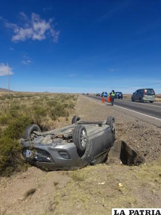 El automóvil quedó en medio de la zanja /LA PATRIA