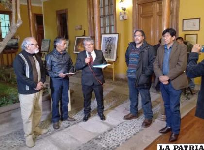 Los cuatro artistas en representación de Oruro con una de las autoridades de Tacna /Grover Padilla