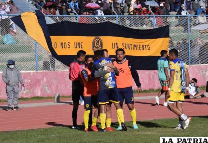 La hinchada de Shalon celebró ruidosamente el triunfo de su plantel /LA PATRIA