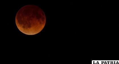 La luna se tiñó de rojo durante una hora con 20 minutos /EL POPULAR
