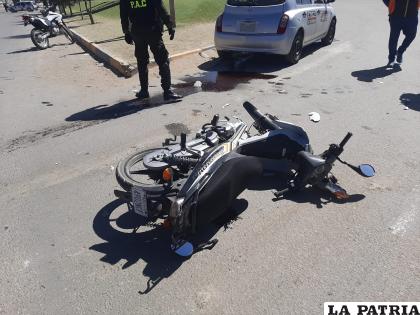 La motocicleta impactó contra el vehículo en este sector /LA PATRIA