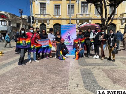 Plantón de miembros del Colectivo TLGB Oruro /LA PATRIA 