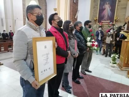 El título de la Declaratoria en manos de uno de los dirigentes de la ACFO /LA PATRIA