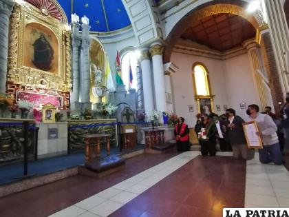 De rodillas a los pies de la Virgen del Socavón /LA PATRIA