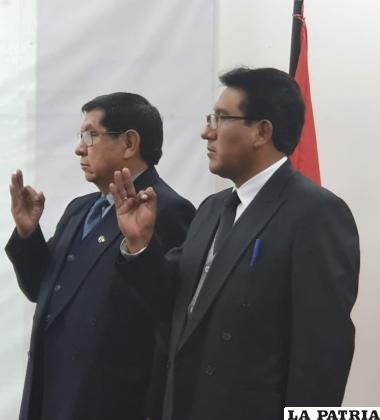 El decano de la Facultad de Derecho, Raúl Guzmán y el vicedecano Julio Mamani durante su juramento /uto