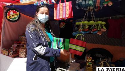 Una de las integrantes de Fedemype con las bolsas de mercado, que su abuela le enseñó a elaborar /LA PATRIA