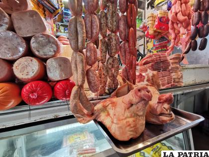 Las cabezas de chancho a la espera de ser compradas /LA PATRIA
