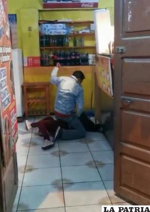 Propinó una golpiza a su expareja, en una broastería 
/Captura de video