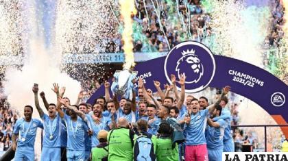 Integrantes del Manchester City celebran el título con el trofeo en alto /rpp.pe