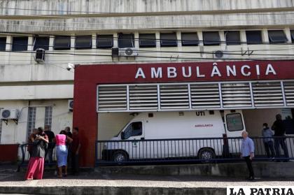 La gente espera afuera del Hospital Getulio Vargas la llegada de las personas que resultaron heridas o murieron durante una redada policial /Foto AP/Bruna Prado