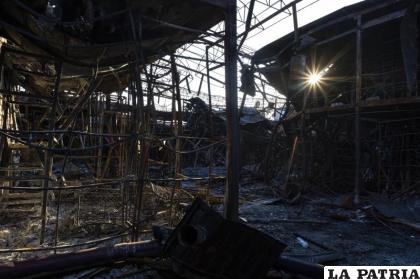 Rayos de sol atraviesan estructuras calcinadas en una zona bombardeada del mercado de Barabashovo, en Járkiv /AP Foto /Bernat Armangue