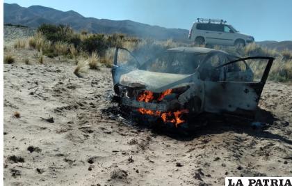 El motorizado quedó destruido por el fuego / LA PATRIA