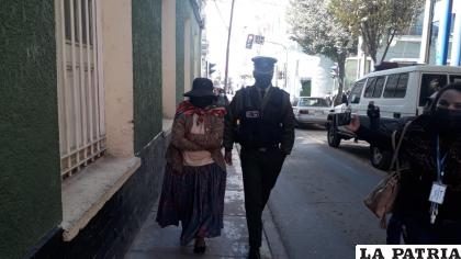 La implicada trataba de pagar con billetes falsos a la víctima 
/LA PATRIA