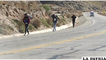 Verifican que extranjeros evitan tomar los “surubis” y prefieren caminar / Defensoría del Pueblo