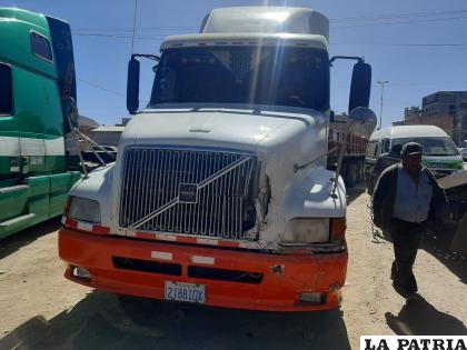 El tráiler fue impactado por el otro motorizado 
/LA PATRIA
