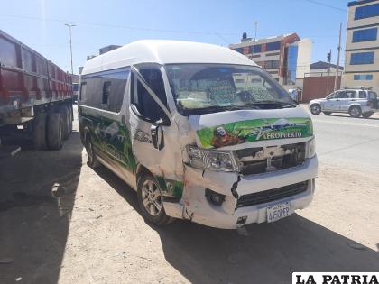 El minibús tiene daños de relativa consideración /LA PATRIA