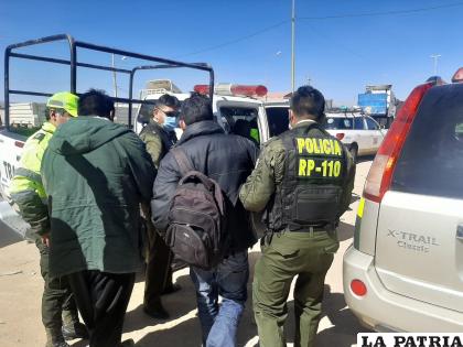 Efectivos policiales trasladaron al conductor ebrio 
/LA PATRIA