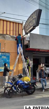 Secuestraron todos los objetos con la inscripción de Tropical Chicken /LA PATRIA
