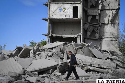 Un residente camina junto a una casa destruida por un ataque ruso /AP Foto /Andriy Andriyenko
