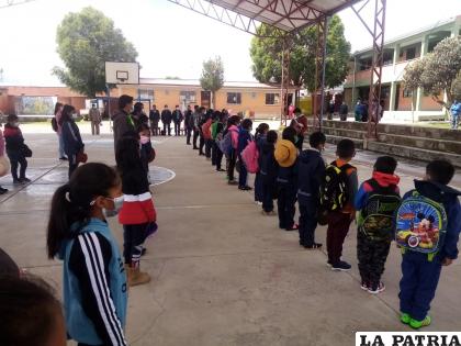 Estudiantes deben asistir bien abrigados a sus escuelas y colegios /LA PATRIA ARCHIVO