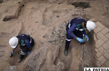 Trabajadores municipales excavan huesos encontrados en los cimientos del edificio que albergaba el antiguo Hospital Real de San Andrés 
/AP Foto /Martín Mejía