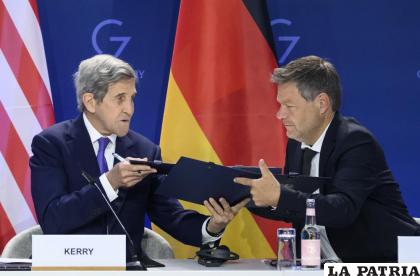 El ministro alemán de Economía y Clima, Robert Habeck, y el enviado estadounidense para el clima, John Kerry, firman una declaración de intenciones 
/Bernd von Jutrczenka /dpa /dpa vía AP