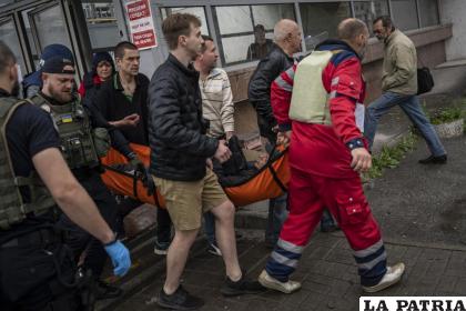 Trasportan en camilla a un hombre herido en Jarkiv, Ucrania /AP Foto /Bernat Armangue
