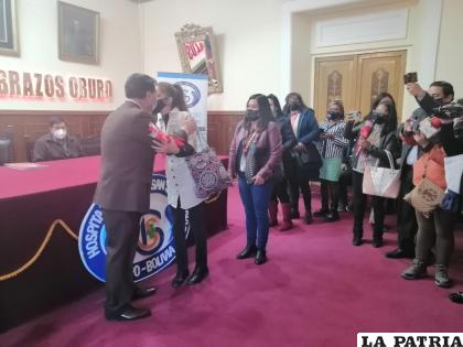 Valientes madres que ejercen el periodismo en Oruro son saludadas por el Gobernador Vedia / LA PATRIA 