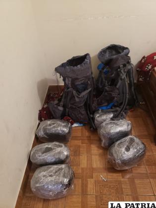 Los inmigrantes llevaban la droga en sus mochilas /LA PATRIA