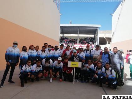 La delegación orureña que participó en el nacional realizado en 
Sucre /LA PATRIA