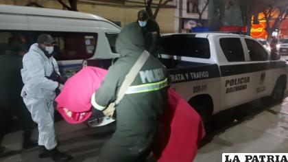 La Policía traslada los cuerpos a la morgue para su autopsia /LA PATRIA
