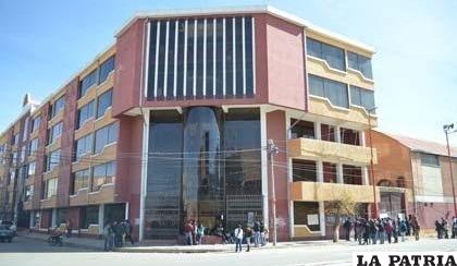 Profesionales que estudian la carrera de Ciencia Política, aún no pueden matricularse /LA PATRIA