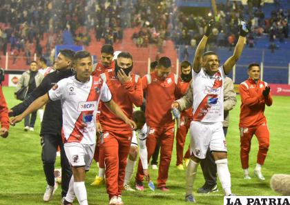Jugadores de Nacional Potosí celebran el triunfo ante la ??academia? /APG