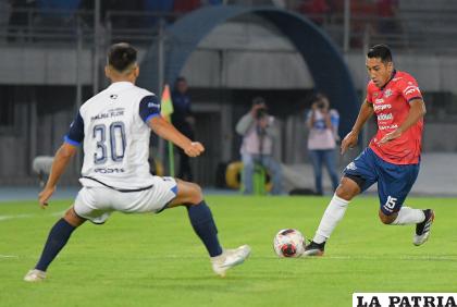 Cristian Machado con el balón, fue autor del segundo gol ??aviador? /APG