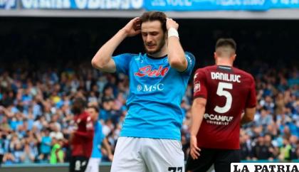 Khvicha Kvaratskhelia se lamenta por el empate de su equipo /tycsports.com
