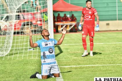 Diego Cuadros anotó de penal para darle el triunfo a Vaca Díez /APG