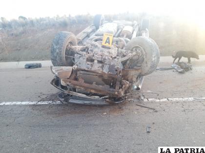 El coche marca Lexus terminó con averías tras el vuelco de tonel /Cortesía