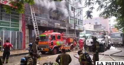 Personal de Bomberos logró controlar el fuego en Santa Cruz /APG