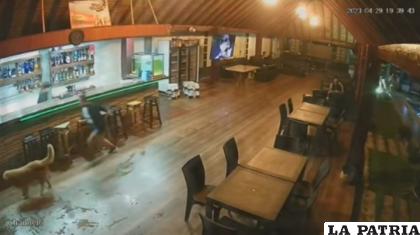 La víctima fue secuestrado del interior del local en Shinahota /Captura de video 
